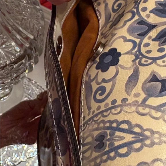 Patricia Nash Lanza Italian Folklore
White Blue Leather Crossbody Bag-NWOT - Picture 15 of 16